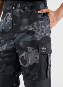 تصویر شلوار راحتی کمرنگ با جیب‌های بزرگ برند adidas originals Camo Cargo Sweatpants