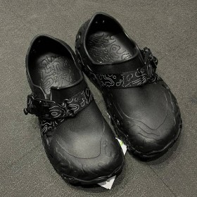 تصویر کراکس مردانه مشکی طرح دار 