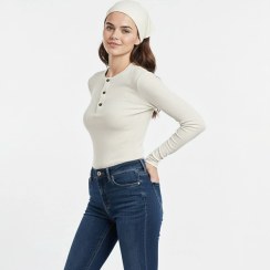 تصویر بلوز زنانه گپ دکمه‌دار بهبود | Behboud - رنگ: شیری - سایز : M بلوز زنانه گپ، بلوز دکمه‌دار، بافت زنانه بهبود، بلوز ۳ دکمه، بلوز کشباف زنانه، Behboud، خرید بلوز لطیف