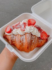 تصویر کروسان ( نوتلا توت فرنگی ) Croissant