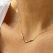 تصویر گردنبند طلا طرح V | نماد قدرت، پیروزی و استایل خاص 