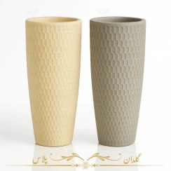 تصویر گلدان پلیمری استوانه بلند کنار سالنی 