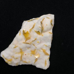 تصویر کانی ولفنیت نارنجی رنگ بر روی بستر کلسیت کلکسیونی wulfenite