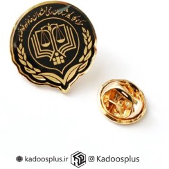 تصویر بج سینه دایره ای مرکز وکلا مشکی طلایی با روکش پلی استر 