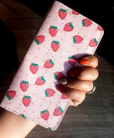 تصویر کیف پول دخترانه طرح فانتزی دو رنگ توت فرنگی چرم مصنوعی Girls' wallet, two-tone strawberry fantasy design, synthetic leather