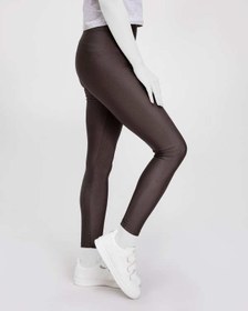 تصویر لگینگ زنانه ورزشی کمر پهن مدل 24035 قهوه‌ای تیره براق آگی 