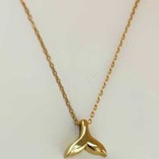 تصویر آویز طلا دم وال | نماد قدرت آرام، آزادی و سفر درونی 