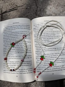 تصویر ست بند عینک و آویز موبایل مروارید و لاله قرمز 