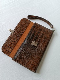 تصویر کیف پول و مدارک دستی 