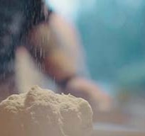 تصویر دانلود فوتیج پاشیدن آرد روی خمیر Sprinkling Flour On Dough 