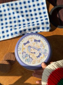 تصویر قوطی فلزی گرد رویایی 