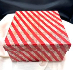 تصویر جعبه هدیه هارد باکس مکعب قرمز و صورتی 