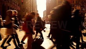 تصویر دانلود فوتیج انبوه مردم در حال عبور از خیابان شهری Crowds Of People Crossing Urban Street 