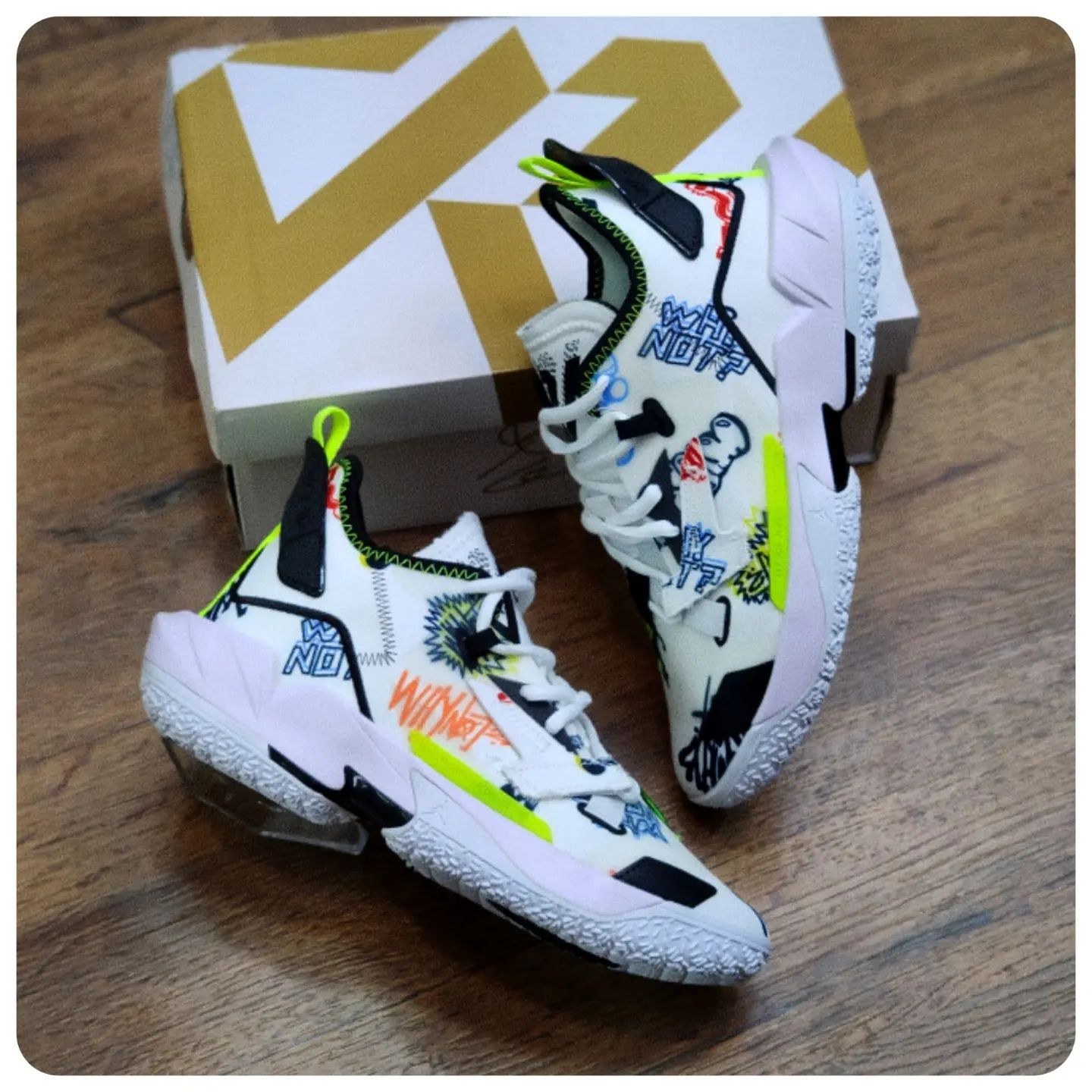 L'air Jordanie 4 Chaussures Nike Rétro De Basket a Tiré Dehors. Russie  Krasnoïarsk Le 7 Février 2015 Image éditorial - Image du célèbre, chaussure:  173785225