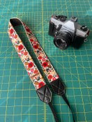 تصویر بند دوربین ترنگ طرح گل گلی 