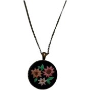 تصویر گردنبند گلدوزی گل‌های رنگین 