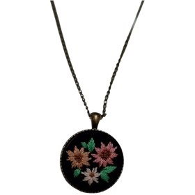 تصویر گردنبند گلدوزی گل‌های رنگین 