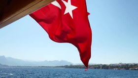 تصویر دانلود فوتیج پرچم ترکیه در باد Turkey Flag Blowing On The Wind 