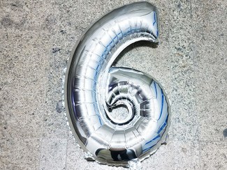 تصویر بادکنک فویلی نقره‌ای عدد ۶ 