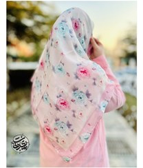 تصویر روسری رز فیروزه‌ای زمینه گلبهی 