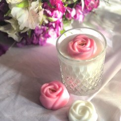 تصویر شمع گیاهی سفید با تززین شمع گل - حدود ۲۵۰ گرم موم سویا وکس گیاهی 