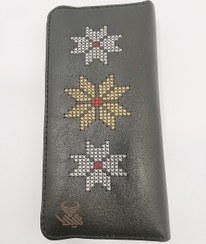 تصویر کیف پول کتی چرم دست دوز مدل کیهان طرح شماره دوزی گل بهار 