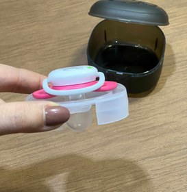 تصویر قاب پستونک طرح پنجه کد ۳۵۷۴ - زرد 