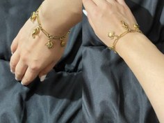 تصویر دستبند با چارم های استیل 