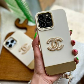 تصویر قاب شنل مدل Gold Chanel به همراه آویز مرواریدی پلاک دار مناسب گوشی آیفون 