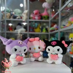 تصویر عروسک کرومی مدل توت فرنگی ارتفاع ۵۰ سانتی متر 