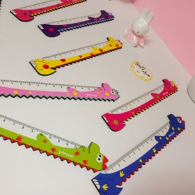 تصویر خط کش چوبی طرح تمساح 