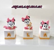 تصویر استند اسم کودک مکعبی عروسکی مدل میکی موس مناسب برای سیسمونی، دکور اتاق کودک 