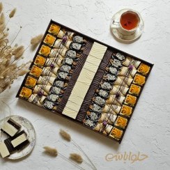 تصویر سینی میکس حلوا خرما و میکادو 