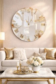 تصویر ساعت دیواری عروس طلایی با نورپردازی ملایم 