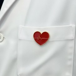 تصویر سنجاق سینه ضربان قلب قرمز زندگی 