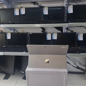 تصویر تبلت مایکروسافت Surface Pro 5 با حافظه ۱۲۸ گیگابایت و رم ۴ گیگابایت 