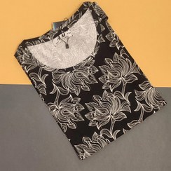 تصویر تی شرت زنانه اچ اند ام H&M طرح گل دار رنگ مشکی با گل سفید 