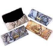 تصویر قاب عینک فانتزی مخملی با طرح پوست ماری 