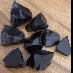 تصویر سنگ آبسیدین سیاه 