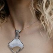 تصویر آویز گردنبند با سنگ کوارتز طرح ماهی 