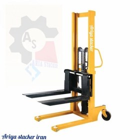 تصویر استاکر دستی با ظرفیت ۲تن و حداکثر ارتفاع ۲متر Manual stacker with a capacity of 2 tons and a maximum height of 2 meters.