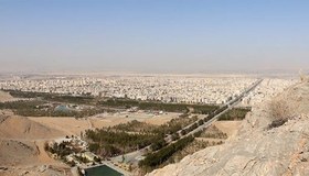 تصویر فوتیج نمای پانوراما از کوه ها و شهر بزرگ ایران 