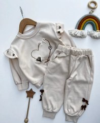 تصویر ست بلوز شلوار دخترانه پاییزه رنگ کرم طرح قلب 