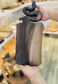 تصویر تخته گوشت وتخته سرو چوبی به همراه قاشق ست ساخته شده از چوب گردوسیاه کردستان طرح دسته مار 