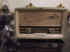 تصویر رادیو تلفنکن قدیمی و آنتیک سیستم نفتی و اداپتور 