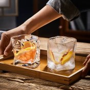 تصویر لیوان دفرمه لب طلایی 