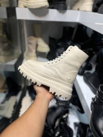 تصویر چکمه زمستانی مدل بوت کرم جلو بندی Winter boots with frontal cream boots