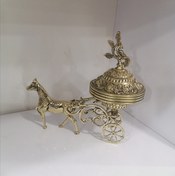 تصویر شکلات خوری باکالسکه اسب برنز Eating chocolate with a bronze horse carriage