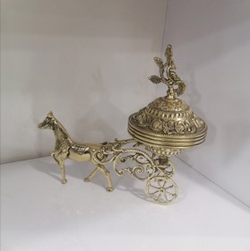 تصویر شکلات خوری باکالسکه اسب برنز Eating chocolate with a bronze horse carriage