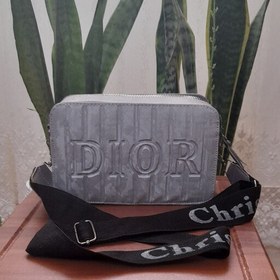 تصویر کیف DIOR .رنگ طوسی با بند مشکی.دارای دو زیپ و یک جا کارتی در پشت کیف. 